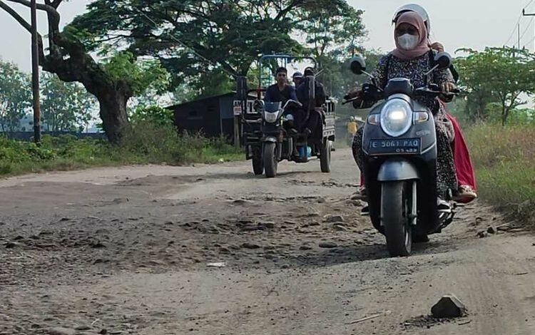 Warga Kaliwulu Hingga Gamel Cirebon Keluhkan Jalan Rusak, Bahayakan Pengendara