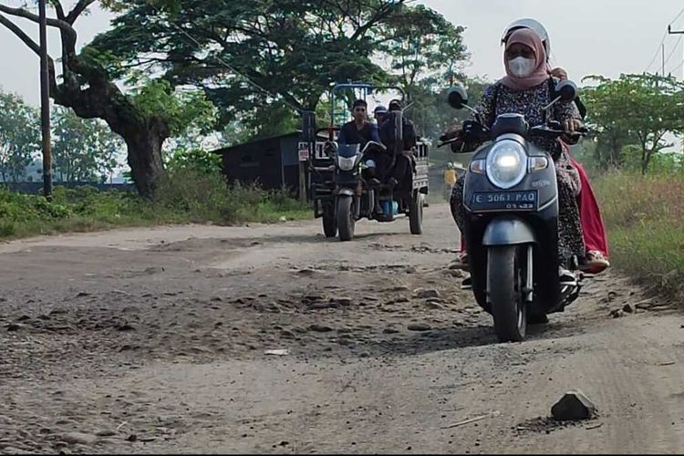 Warga Kaliwulu Hingga Gamel Cirebon Keluhkan Jalan Rusak, Bahayakan Pengendara